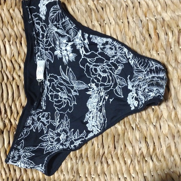 🆕 Maaji reversible Black and white swim bottom - Picture 8 of 8